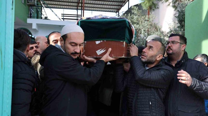 İzmir’de 12 yaşında bıçakla öldürülen Behiye son yolculuğuna uğurlandı