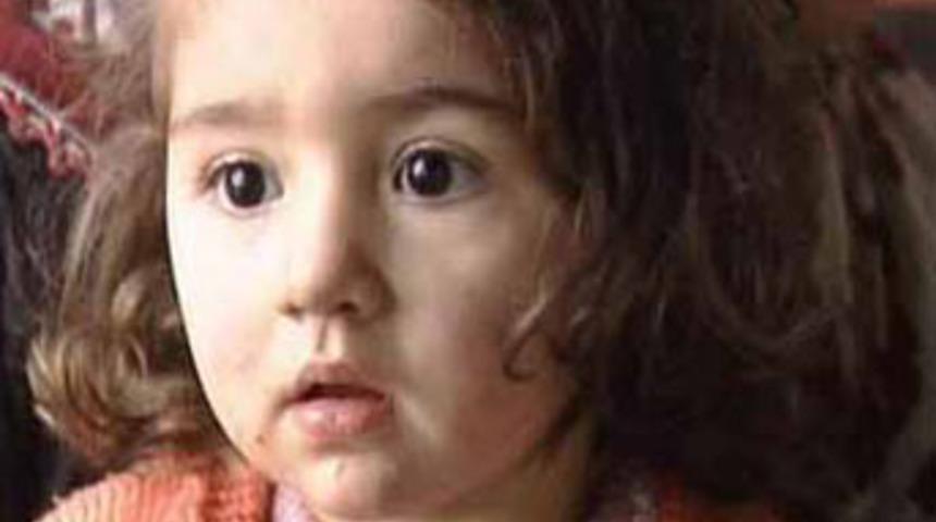 2 yaşındaki kızını alevlerin i&ccedil;inden aldı