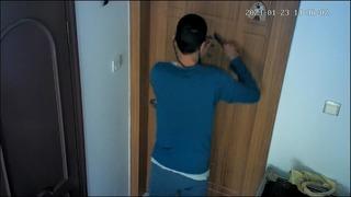 Gürültüden rahatsız oldu, satırla kapısına dayandı! 'Öldüreceğim seni'