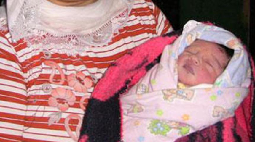 3 saatlik bebeği sokağa attılar