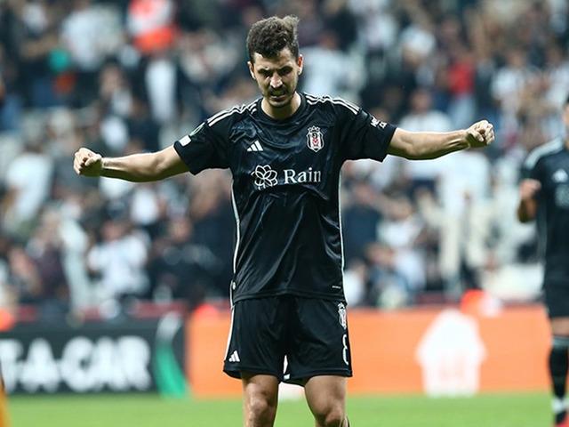 Beşiktaş ile anlaşma sağlayamayan Salih Uçan ezeli rakibin yaptığı teklifi kabul etti! Sezon sonunda bedava olarak imzayı atacak...