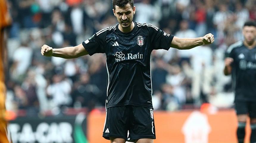 Beşiktaş ile anlaşma sağlayamayan Salih U&ccedil;an ezeli rakibin yaptığı teklifi kabul etti! Sezon sonunda bedava olarak imzayı atacak...