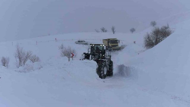 Hakkari’de karla mücadele çalışması aralıksız sürüyor