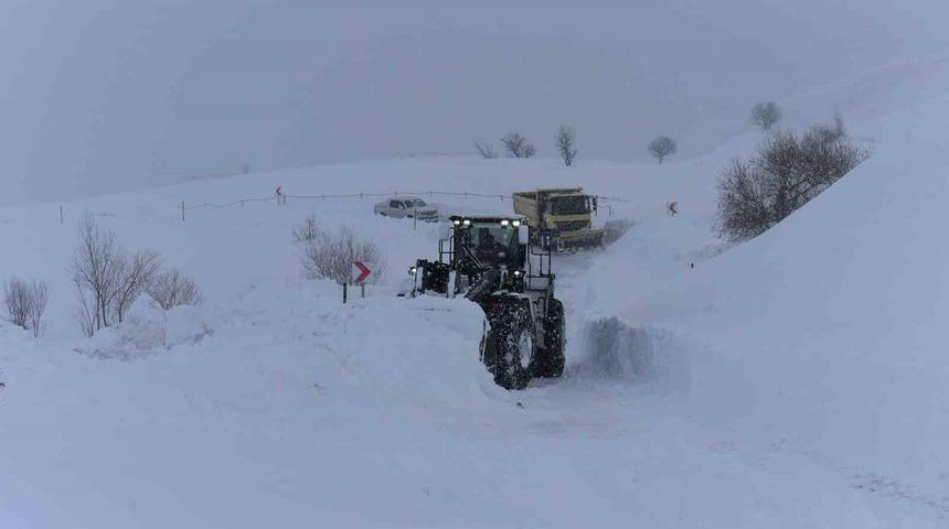 Hakkari’de karla mücadele çalışması aralıksız sürüyor