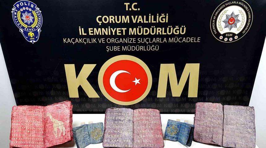 Durdurulan araçta 5 adet el yazması eser ele geçirildi