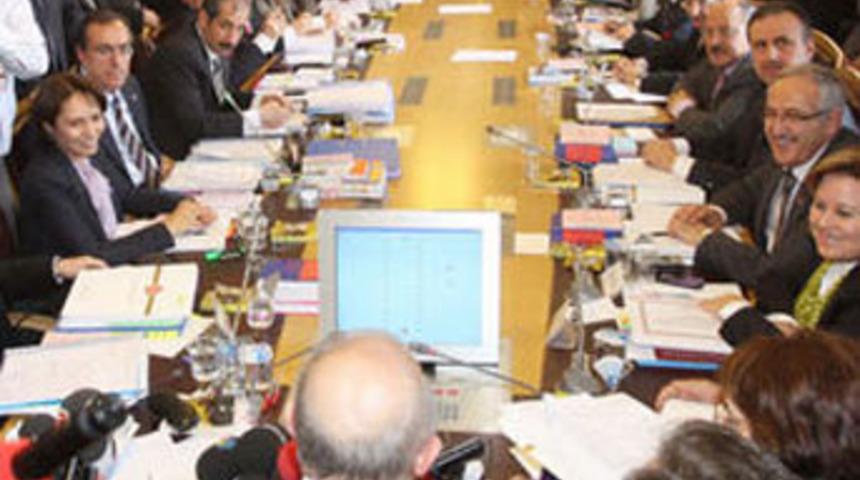 Parti kapatmayı zorlaştıracak maddeye onay