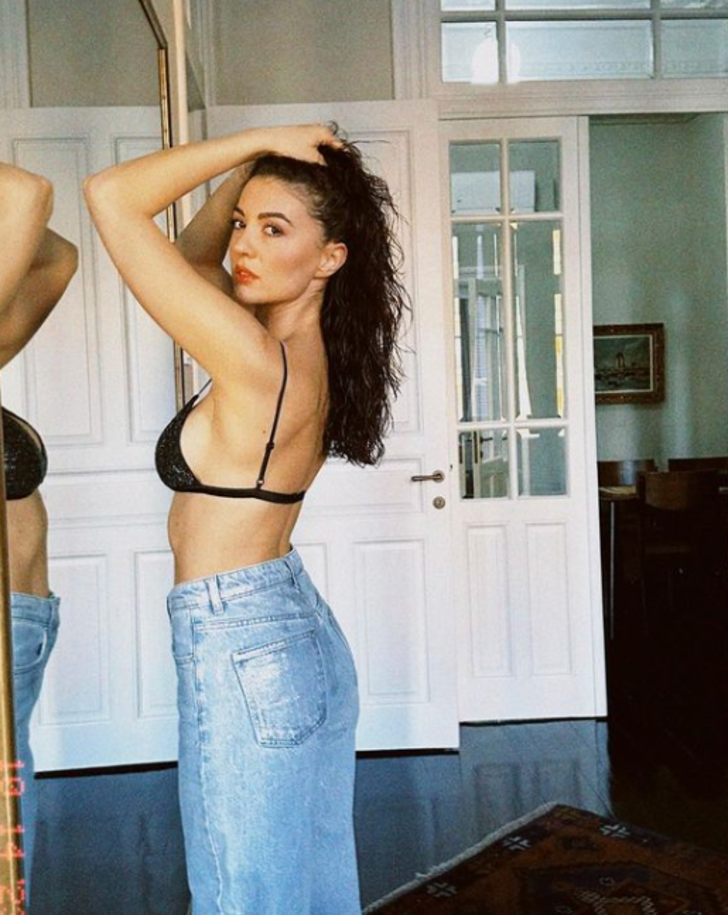 Transparan giyen Burcu Özberk iddialı pozlarını peş peşe paylaştı! Beğeni yağdı G5