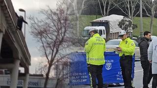 İstanbul'da acı olay! Üst geçitten yola atlayan genç kıza otomobil çarptı