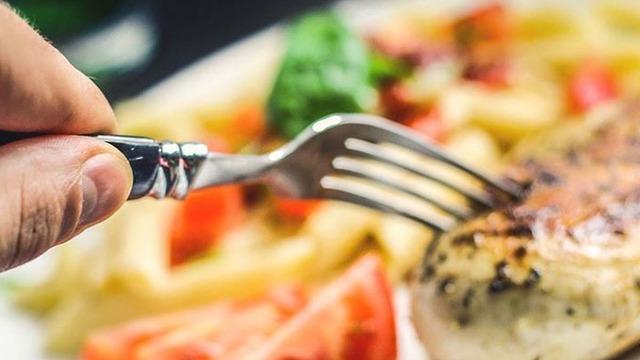 20'ler, 30'lar, 40'lar, 50'ler, 60'lar ve 70'ler... Yaşınıza göre yemeniz ve yememeniz gerekenler! O yaştan sonra çikolata yemelisiniz 'Tabağınızdakiler yaşlandıkça değişmeli'