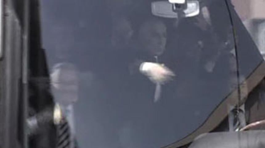 Baykal'ın otob&uuml;s&uuml;ne taşlı yumurtalı saldırı