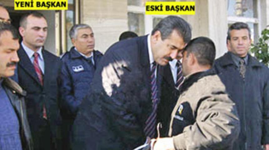 Eski başkanı yeni başkan mı &ouml;ld&uuml;rd&uuml;?