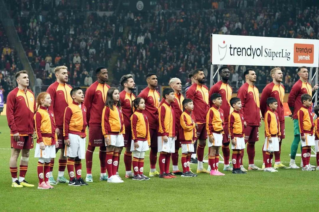 Sahasında konuk ettiği İstanbulspor'u 3-1 mağlup eden Galatasaray haftayı kayıpsız kapatırken karşılaşmanın ardından ünlü yorumcu Rıdvan Dilmen dikkat çeken değerlendirmelerde bulundu. İşte detaylar... 1080xauto