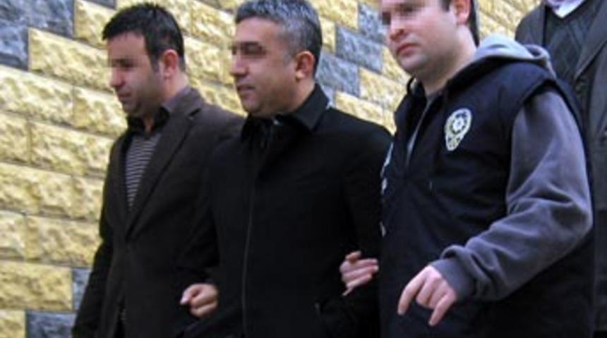 &Ouml;zcan Deniz&rsquo;in ağabeyine şok iddia