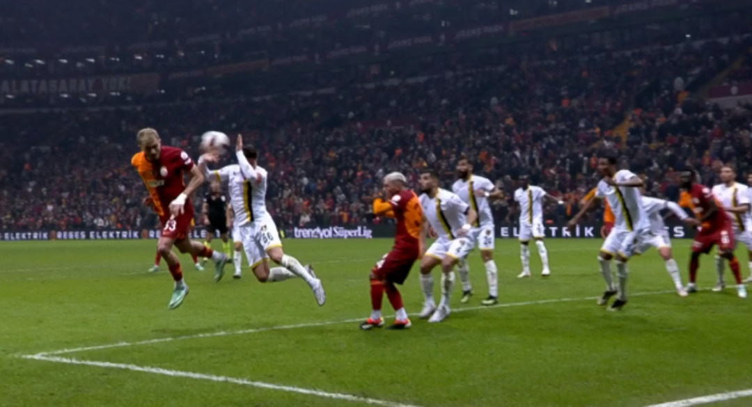 Galatasaray İstanbulspor ma&ccedil;ını izleyenler ne olduğunu anlayamadı! VAR kontrol&uuml; sonrası İstanbulspor'un gol&uuml; iptal edildi, Galatasaray'a penaltı verildi