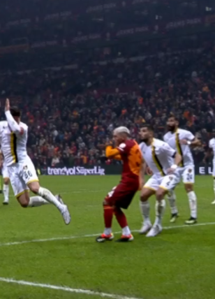 Galatasaray İstanbulspor maçını izleyenler ne olduğunu anlayamadı! VAR kontrolü sonrası İstanbulspor'un golü iptal edildi, Galatasaray'a penaltı verildi