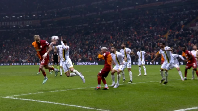 İzleyenler ne olduğunu anlayamadı! İstanbulspor'un golü iptal edilirken, G.Saray penaltı kazandı