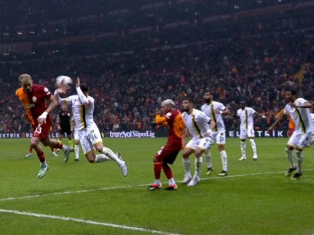Galatasaray İstanbulspor maçını izleyenler ne olduğunu anlayamadı! VAR kontrolü sonrası İstanbulspor'un golü iptal edildi, Galatasaray'a penaltı verildi