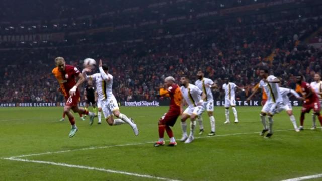 Galatasaray İstanbulspor maçını izleyenler ne olduğunu anlayamadı! VAR kontrolü sonrası İstanbulspor'un golü iptal edildi, Galatasaray'a penaltı verildi