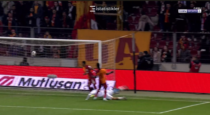 Galatasaray İstanbulspor maçını izleyenler ne olduğunu anlayamadı! VAR kontrolü sonrası İstanbulspor'un golü iptal edildi, Galatasaray'a penaltı verildi G4