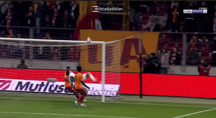 Galatasaray İstanbulspor maçını izleyenler ne olduğunu anlayamadı! VAR kontrolü sonrası İstanbulspor'un golü iptal edildi, Galatasaray'a penaltı verildi G5