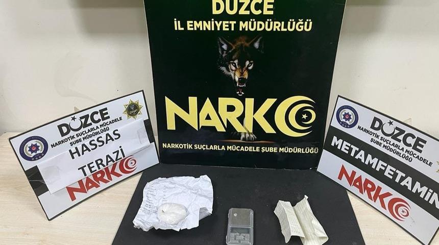 Düzce'de uyuşturucuyla yakalanan 2 zanlı tutuklandı