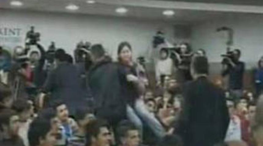 B&uuml;y&uuml;kanıt'a &ouml;ğrencilerden protesto