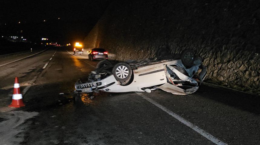 Otomobil 15 metreden anayola d&uuml;ş&uuml;p ters d&ouml;nd&uuml;! 2 kişi &ouml;ld&uuml; 1 kişi yaralandı