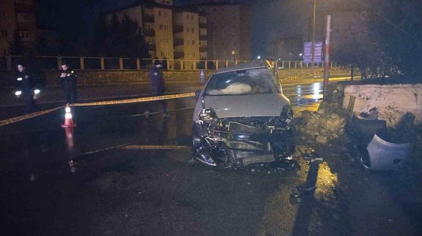 Pendik’te kontrolden çıkan araç duvara çarptı: 2 yaralı