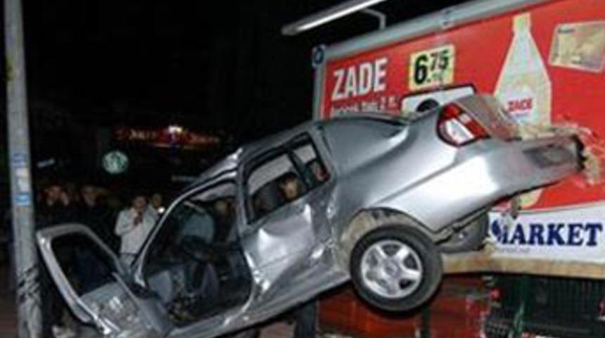 Otomobil panoda asılı kaldı