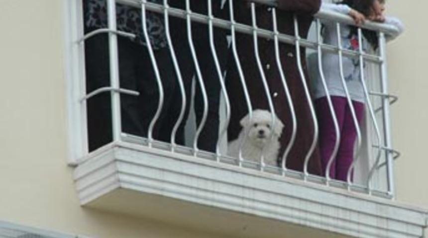 Tanık cenazeyi balkondan izledi