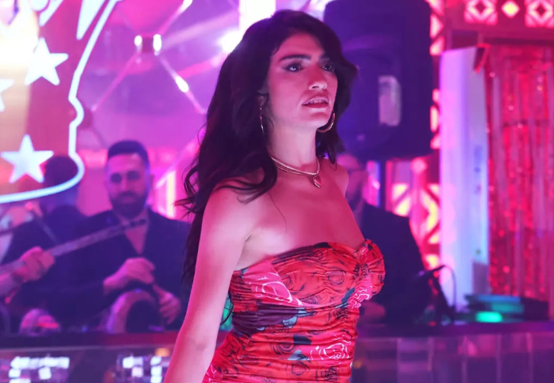 İnci Taneleri'nin galasına Hazar Erg&uuml;&ccedil;l&uuml; pavyon dansıyla damga vurdu! Yılmaz Erdoğan ile karşılıklı oynadı