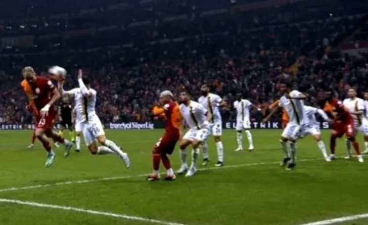 Erman Toroğlu Kerem'in frikik golünde kurdurulan baraja demediğini bırakmadı! "Herkesi aptal yerine koymuş, rezalet" G1