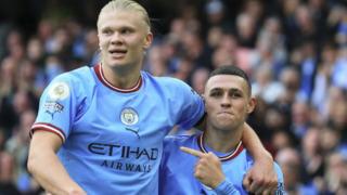 Yıldız futbolcunun annesi barda bir adamın beyzbol şapkasını düşürdüğü için tutuklandı!