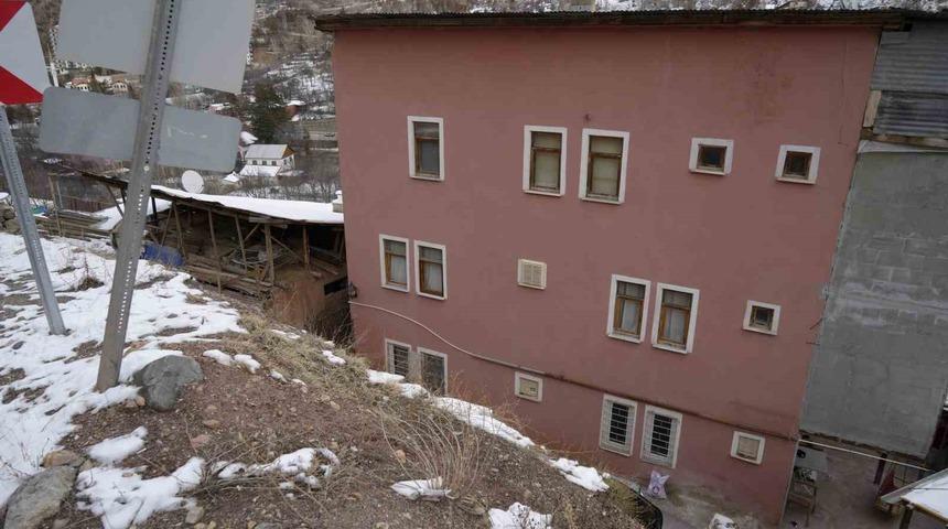 Gümüşhane’de yaşayan aile yıllardır evlerini basan su nedeniyle mağduriyet yaşıyor