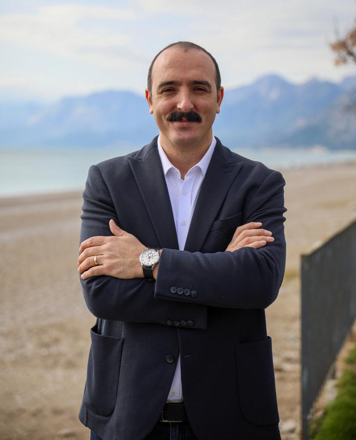 Belediyede işçiydi, CHP'den aday oldu! Eşi bile aday olduğunu televizyondan öğrendi: 1 arabam var, böyle de kalacak G5