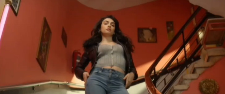 İnci Taneleri dizisi ilk bölümüyle dün akşam ekranlara geldi! Sosyal medya Yılmaz Erdoğan ve Hazar Ergüçlü'yü konuştu... Dizideki o sahne gündem oldu! "Alttan çek öyle daha iyi" G2