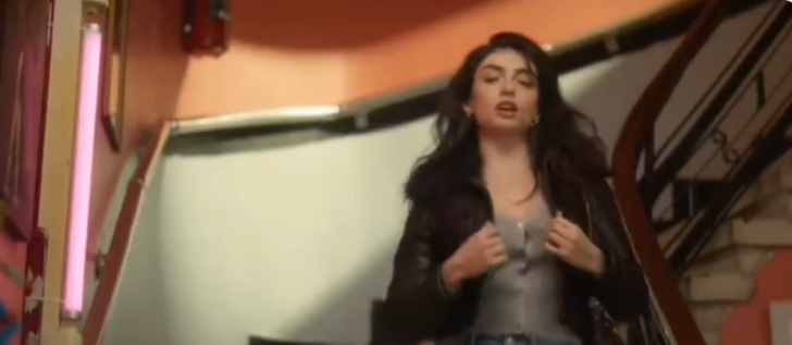 İnci Taneleri dizisi ilk bölümüyle dün akşam ekranlara geldi! Sosyal medya Yılmaz Erdoğan ve Hazar Ergüçlü'yü konuştu... Dizideki o sahne gündem oldu! "Alttan çek öyle daha iyi" G4