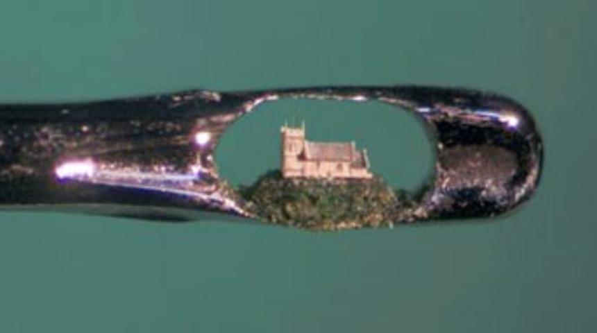 İğne deliğine kilise yaptı