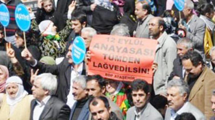 Anayasa mitinginde olaylar &ccedil;ıktı