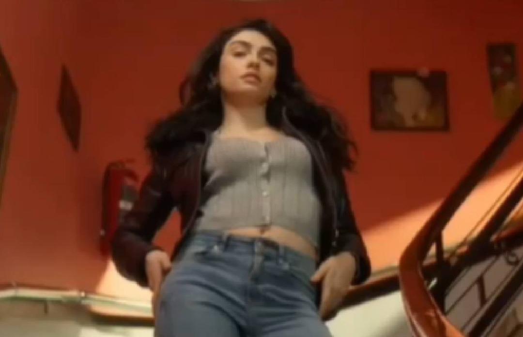 İnci Taneleri dizisi ilk b&ouml;l&uuml;m&uuml;yle d&uuml;n akşam ekranlara geldi! Sosyal medya Yılmaz Erdoğan ve Hazar Erg&uuml;&ccedil;l&uuml;'y&uuml; konuştu... Dizideki o sahne g&uuml;ndem oldu! "Alttan &ccedil;ek &ouml;yle daha iyi"