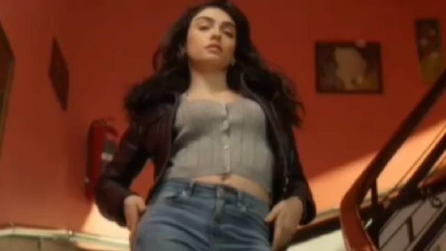 İnci Taneleri dizisi ilk bölümüyle dün akşam ekranlara geldi! Sosyal medya Yılmaz Erdoğan ve Hazar Ergüçlü'yü konuştu... Dizideki o sahne gündem oldu! Alttan çek öyle daha iyi