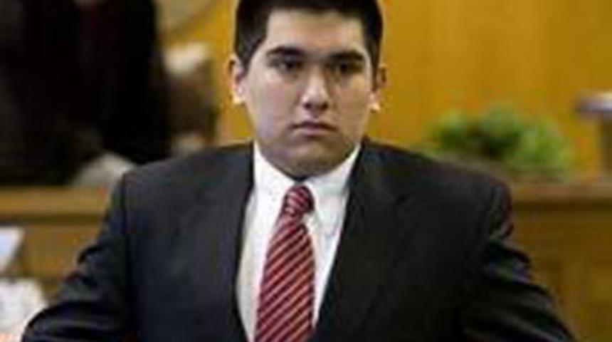 Şantajla cinsel ilişkiye zorladı