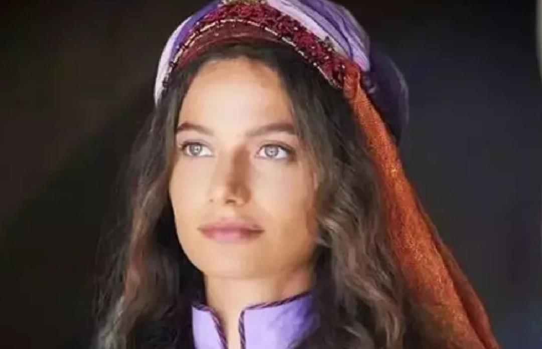 Yeni imajıyla &ccedil;ok konuşulmuştu... Bikini giyen &uuml;nl&uuml; oyuncu G&uuml;lcan Arslan kedisiyle oyun oynadığı anları paylaştı