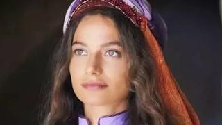 Yeni imajıyla çok konuşulmuştu... Bikini giyen ünlü oyuncu Gülcan Arslan kedisiyle oyun oynadığı anları paylaştı