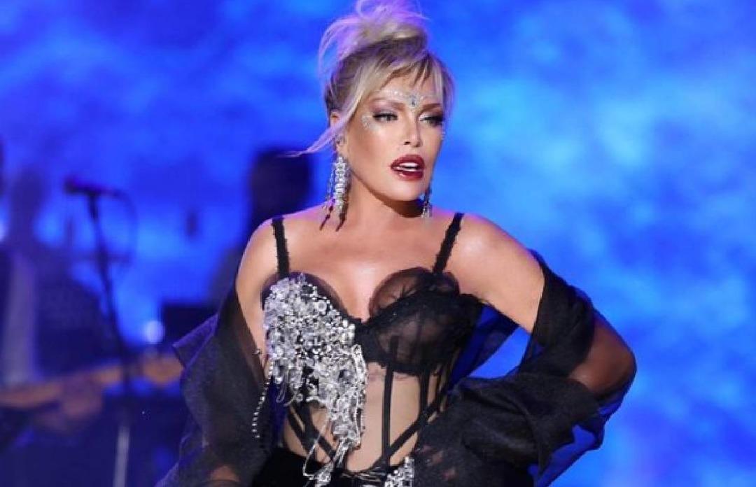 Yılara meydan okuyan S&uuml;perstar Ajda Pekkan'ın y&uuml;z&uuml;ndeki değişim dikkat &ccedil;ekti! 