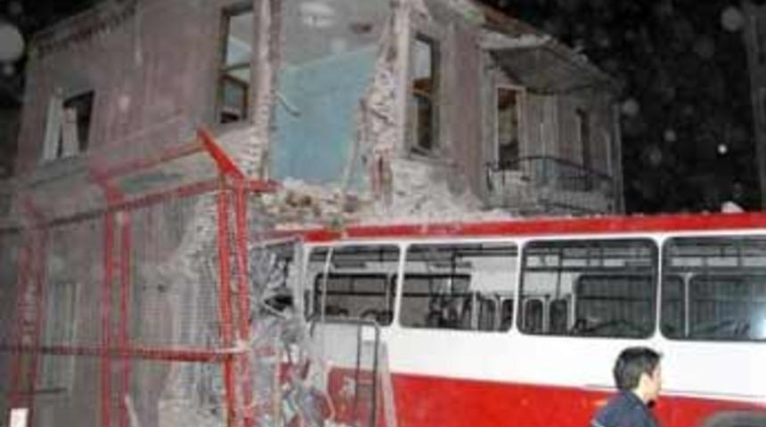 Aynı eve 2. kez otob&uuml;s girdi!