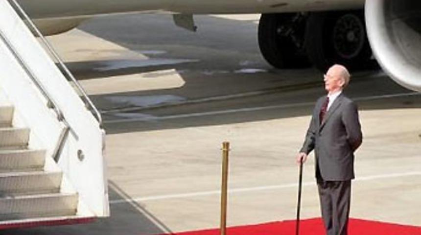 Yarım saat b&ouml;yle bekledi