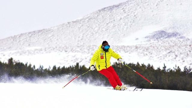 Muş'ta kar yağmayınca kayak takımı sporcuları asfaltta antrenman yapıyor
