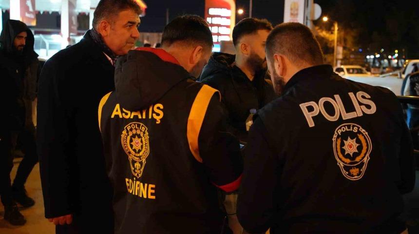 Edirne’de şok uygulamada didik didik aranan araçlarda silahlar ele geçirildi