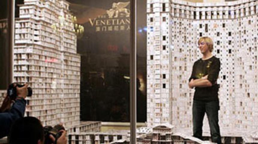 İskambil kağıtlarından otel yaptı